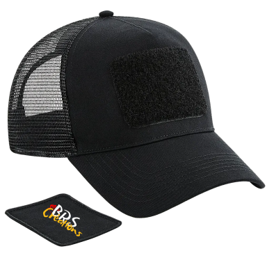 Casquette noire à dos en mesh avec un patch en velcro sur le devant.