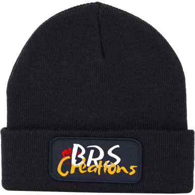 Bonnet noir avec un patch "BRS Creations" coloré sur le devant.